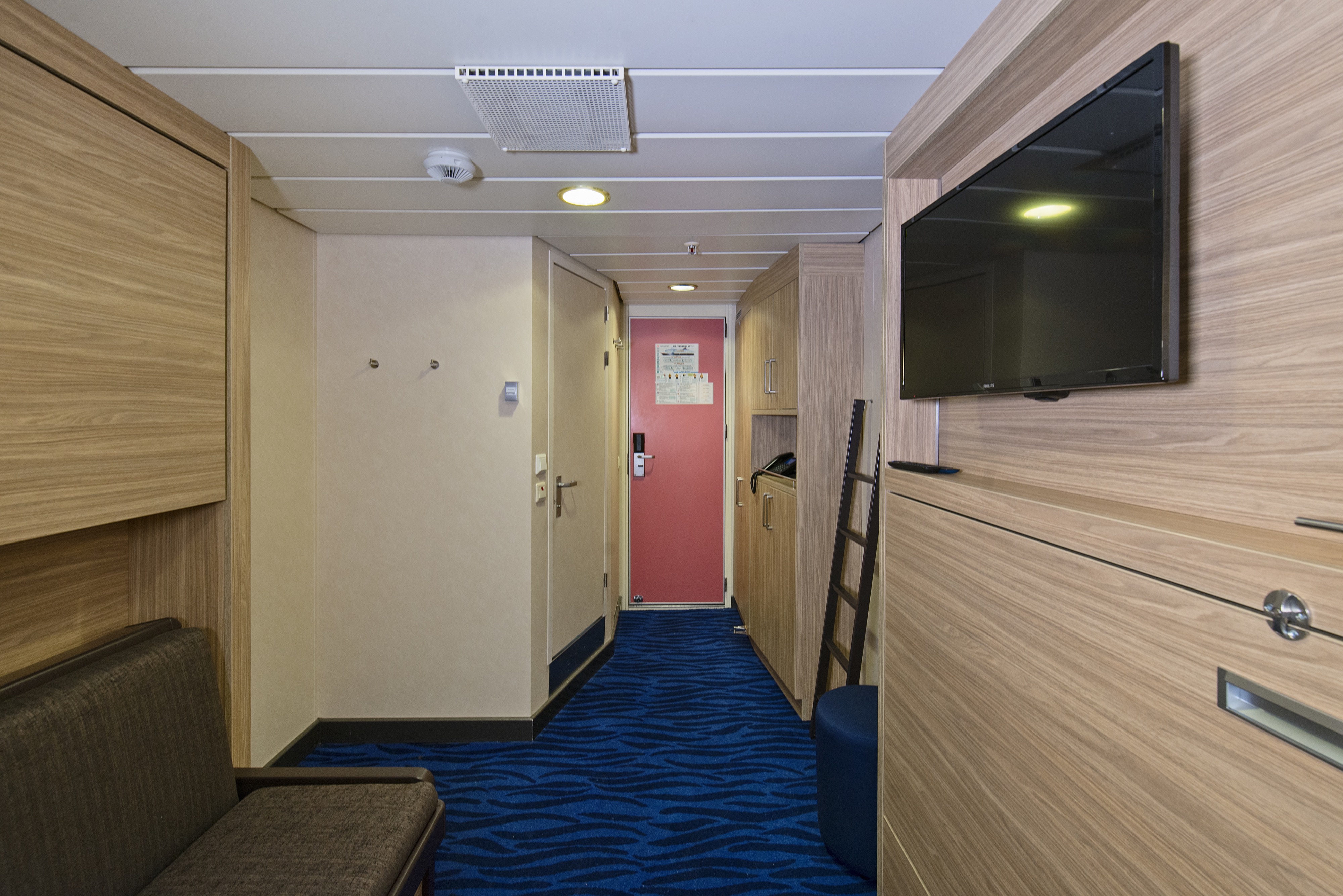 Polar Outside | Triple on lower deck with window